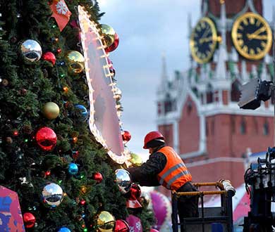 Монтаж больших ёлок в Магадане